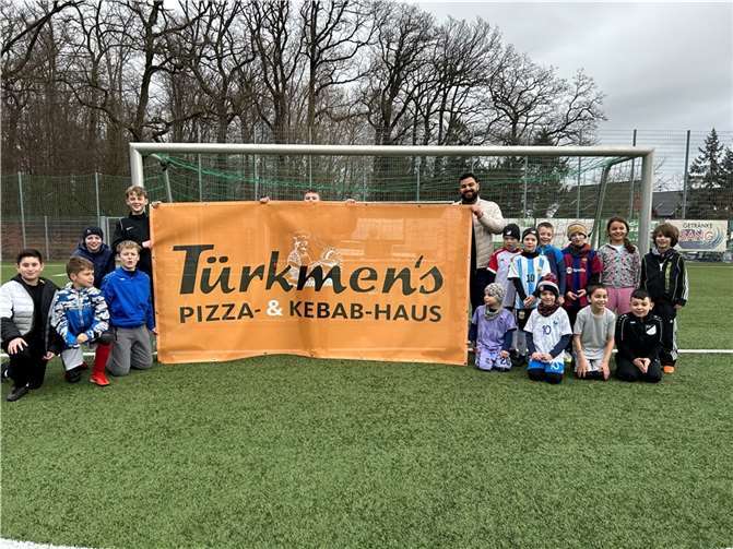 Kurz vor Beginn der Rückrunde der Meisterschaftsspiele im Fußballkreis Bonn überreichte Geschäftsführer und Inhaber, Melih Türkmen, ein Werbebanner an den Vorsitzenden und den 1. Kassierer des Vereins.  Foto: SVA