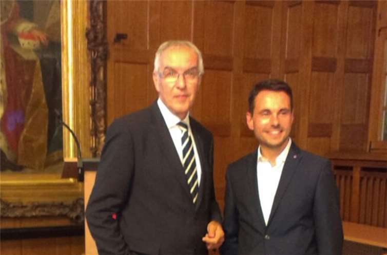 Entscheidung fällt zwischen Langner und Flöck Kurz vor Ende der Auszählung schaute auch Kandidat Bert Flöck (l.) im Rathaus vorbei. In der Stichwahl am 15. Oktober tritt er nun gegen David Langner (r.) an.