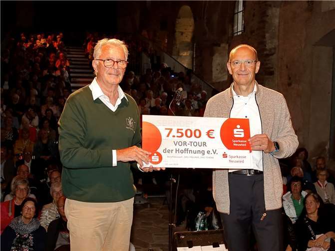 Kurz vor Konzertbeginn überreichte Gerhard Grün, Mitglied des Vorstandes der Sparkasse, an den Ehrenvorsitzenden der Benefiz-Radler, Jürgen Grünwald, 7500 Euro.  Foto: Wolfgang Hartmann