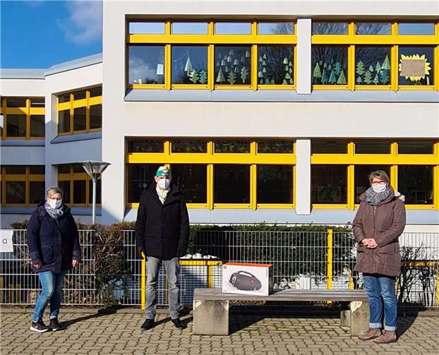 Kurz vor Rosenmontag konnte der erste Vorsitzende des Husarencorps Grün-Weiss, Sebastian Genz, die Spende an die Schulleiterin Frau Freiholz und die erste Vorsitzende des Fördervereins, Frau Wester, überreichen.Foto: privat