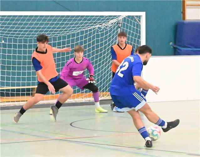 Kurz vor Schluss gelang der SG 99 Andernach (blaues Trikot) der 3:2-Siegteffer.