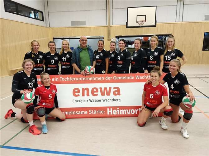 Kurz vor Spielbeginn erfolgte noch die symbolische Übergabe der neuen Trikots. Quelle: SV Wachtberg