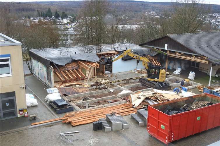 Kurz vor Weihnachten rollte der Bagger an. Fotos: privat