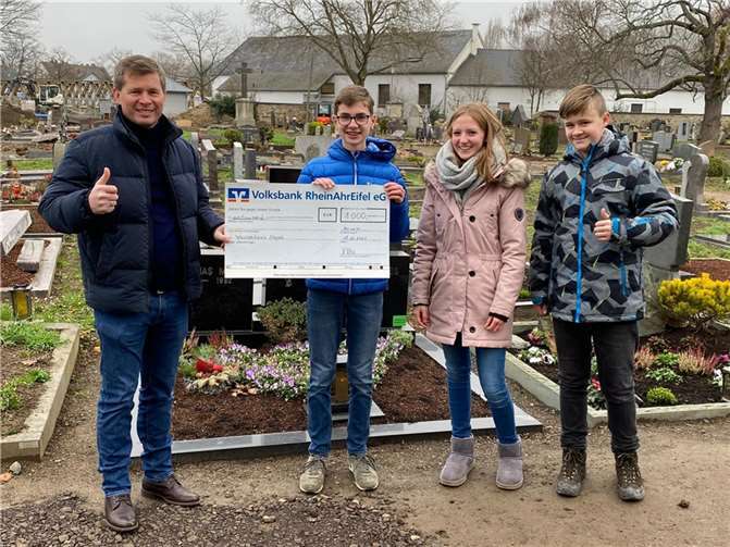 Kurz vor Weihnachten übergaben die Jugendlichen den Scheck an den Projektverantwortlichen Peter Sudermann.Foto: privat
