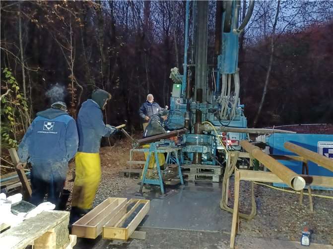 Kurz vor Weihnachten wurden die Erkundungsbohrungen am Moosbach bei Simmern abgeschlossen - mit großem Erfolg, denn es wurde deutlich mehr Grundwasser gefunden als zunächst erwartet wurde. Im November hatte sich der Werkausschuss die Bohrstelle angesehen.  Foto: VG Montabaur / Christina Weiß