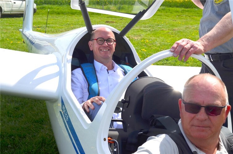 Kurz vor dem Abheben: Jan Ermtraud, Vorsitzender der LEADER-Region, mit Pilot Harald Weber