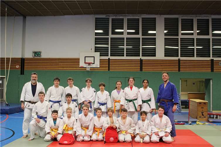 Kurz vor dem Jahresende legten die TBA-Judoka nach längerer Vorbereitungszeit die nächst höhere Gürtelprüfung ab.Foto: privat