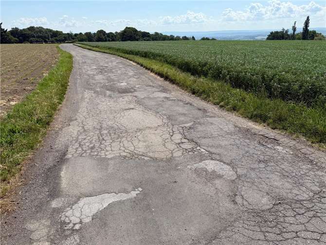 Kurz vor dem Kanzelfest hat die CDU-Stadtratsfraktion um ihren Vorsitzenden Raphael Busenkell angeregt, die Zufahrt von der Felster zum Parkplatz auf dem Krahnenberg zumindest grob auszubessern. Foto: privat