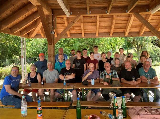 Kurz vor dem Mittagessen, das gemeinsame Erinnerungsfoto mit den Schülerinnen und Schülern, den Lehrpersonen und den Ruitschern.  Fotos: privat