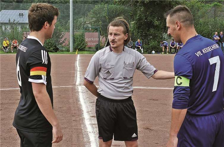 Kurz vor dem Saisonstart - die Spielführer Niklas Pistono (links) und Michael Macher bei der Platzwahl, in der Mitte Schiedsrichter Besjaew. Michael Wald