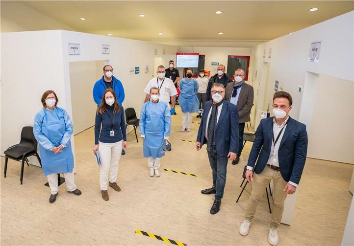 Kurz vor dem Start schwor Landrat Dr. Jürgen Pföhler (Mitte) das Team noch einmal ein.