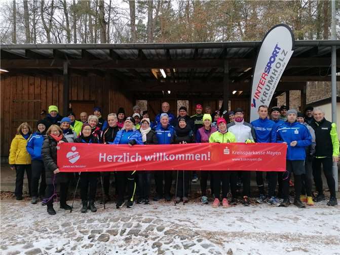 Kurz vor dem Start stellten sich ein Teil der Teilnehmer zu einem Gruppenbild zusammen.  Foto: Tanja Ewen