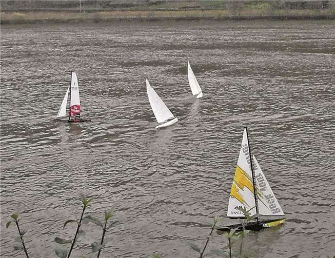 Kurz vor dem Startsignal bereiteten sich die Ein-Meter-Segler auf die drei Runden vor. Dabei bereitete die Strömung einige Probleme.privat