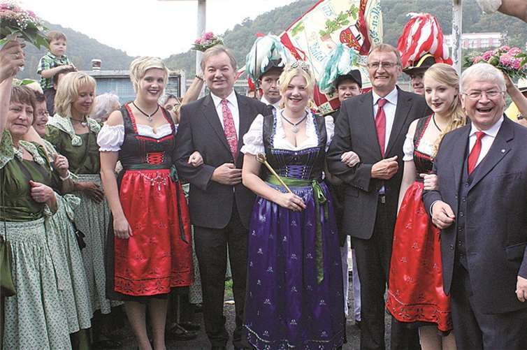 Kurz vor dem Tanz stellten sich die amtierenden Weinmajestäten mit Bürgermeister Gerhard Hausen, Landrat Rainer Kaul und VG-Chef Karsten Fehr dem Fotografen.DL