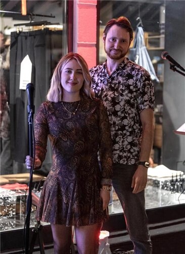 Kurz vor dem Valentinstag bringen Sängerin Mila Kluge und Gitarrist Anatolii Bekishev ihr Publikum in der Neuwieder Stadtbibliothek mit einem mit Liebesliedern gespickten Live-Programm ins Schwärmen.  Foto: Joe Strive