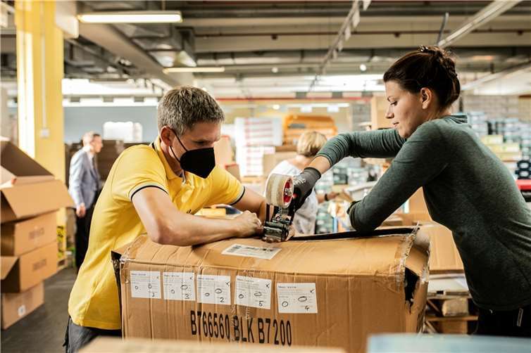 Kurz vor dem Winter organisierten Jehovas Zeugen in Deutschland in einer Hilfsaktion über 35 000 warme Kleidungsstücke für die Ukraine.  Foto: JZ