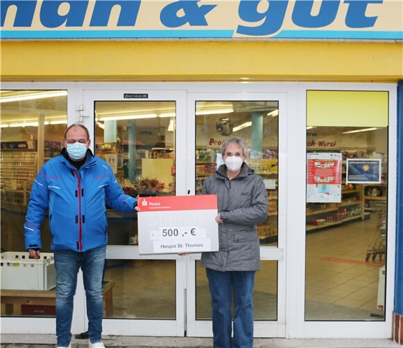 Kurz vor dem erneuten Lockdown konnte Johannes Blaum eine Spende von 500 Euro an Eva-Maria Hebgen überreichen. Foto: Dernbacher Gruppe Katharina Kasper