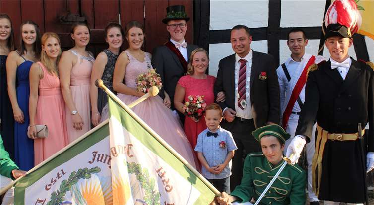 Kurz vor dem gemeinsamen Königszug präsentierten sich Nico Grunwald und Maren Birrenbach mit dem Bürgerkönigspaar, Michael und Katharina Brücken. Fotos: DL