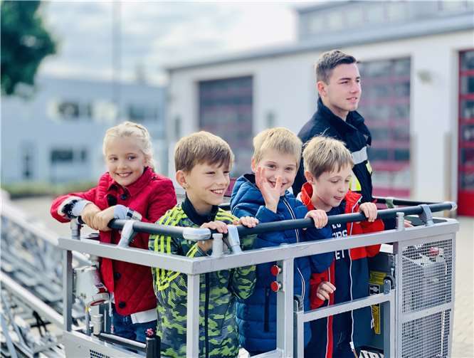 Kurz vor der Fahrt nach oben steigt die Aufregung der Kinder.