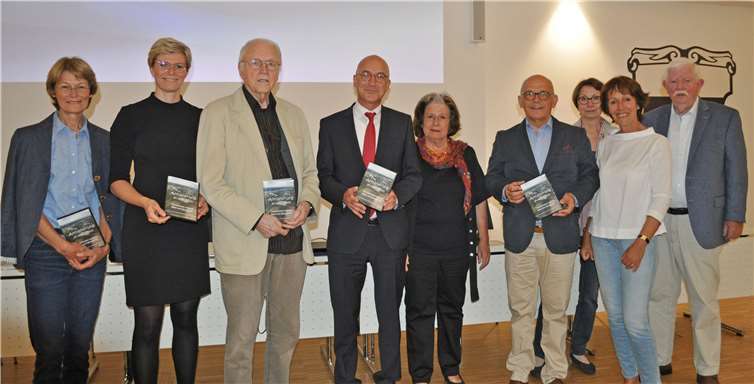 Kurz vor der Filmpremiere im Ratssaal: (v.li.) Annemarie Hansen, Sonja Schallenberg, Christian Bauer, Bürgermeister Bert Spilles, Heide Simm, Dieter Ohm, Linda Peacock, Monika Zurnieden und Hans Peter Windeck. Foto: Bürgerstiftung Meckenheim