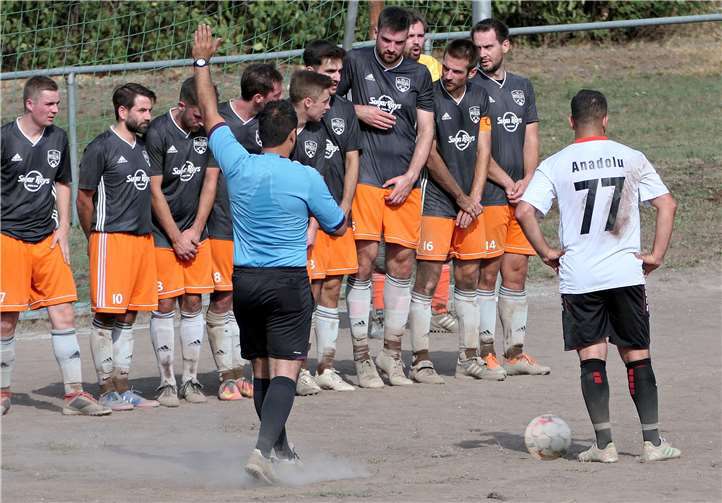 Kurz vor der Halbzeit baut die SG ihre Mauer auf, aber vergebens - Sekunden später erzielt Jeremy Heyer mit einem Freistoß die Koblenzer Führung.Foto: Manfred Eckhardt