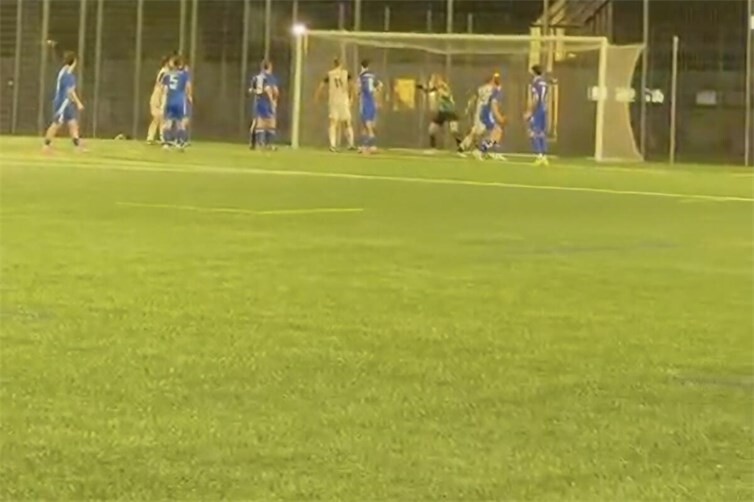 Kurz vor der Pause trifft Fabian Groß zum 2:0
