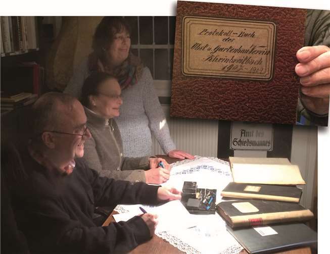 Kurz vor der Vertragsunterschrift (v.l.n.r.: Dankward Heinrich, Kartini Klein, Gisela Richarz) Nicht im Bild: Gustl Richarz und Thomas Napp. privat