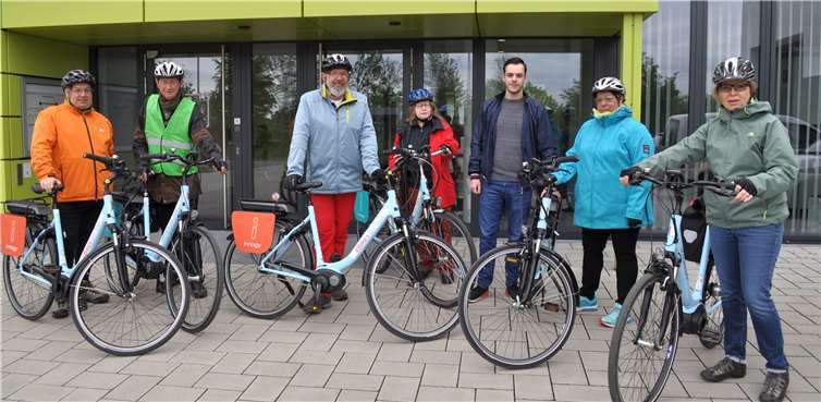 Kurz vor der ersten Fahrt auf den E-Bikes von innogy: Die Mitglieder des ADFC Meckenheim und Verwaltungsmitarbeiter Leo Breutigam (3. v.r.).Foto: Stadt Meckenheim