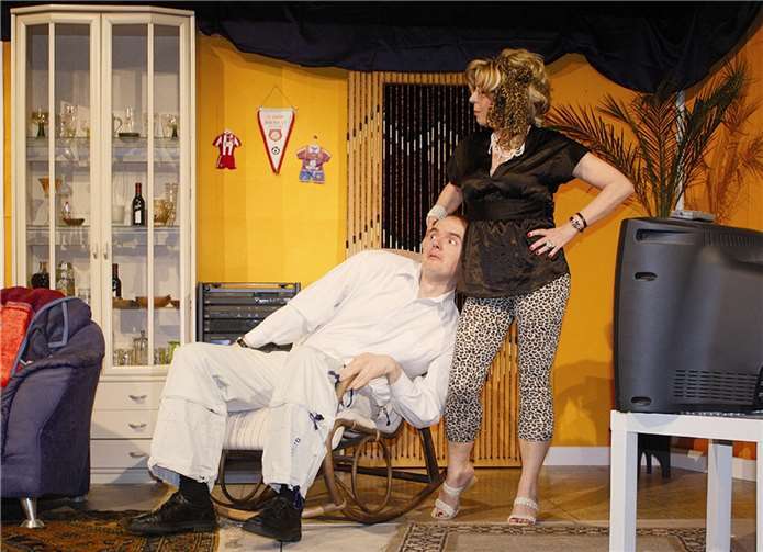 Kurz vor seinem Junggesellenabschied gerät Maximilian noch einem in die Gewalt der männermordenden Charlotte.