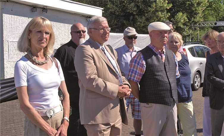 Kurze Begrüßung, bevor es zur Vorbesichtigung der Wohncontainer ging. Bürgermeisterin Marie-Theres Hammes-Rosenstein, Oberbürgermeister Joachim Hofmann-Göttig und Detlef Koenitz, Geschäftsführer der Anlage (v.l.). US