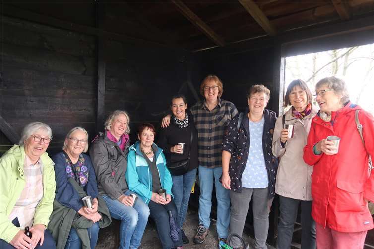 Kurze Rast an der Schutzhütte.  Fotos: Frauenchor Ehlscheid
