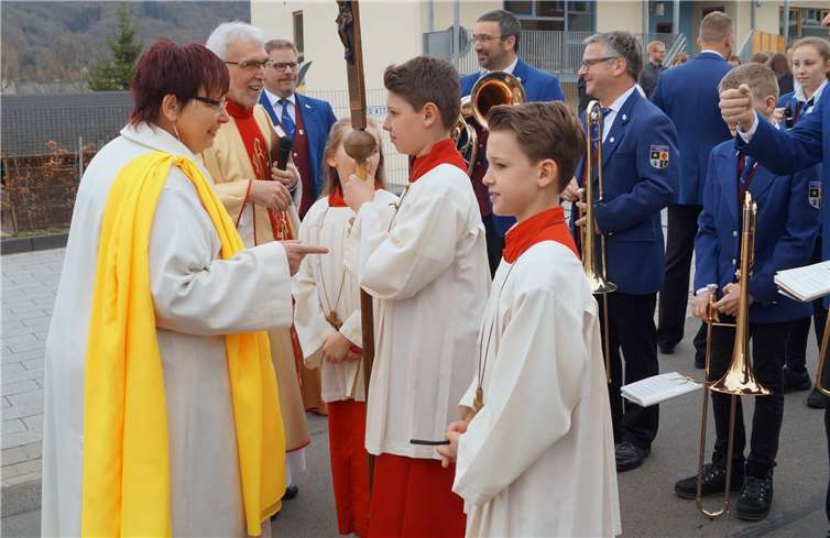 Kurze Regieanweisungen vor dem Gang zur Kirche. Pastor Hermann-Josef Floeck und Gemeindereferentin Gabriele Franz führten die Kinder ins Gotteshaus.Fotos: TT
