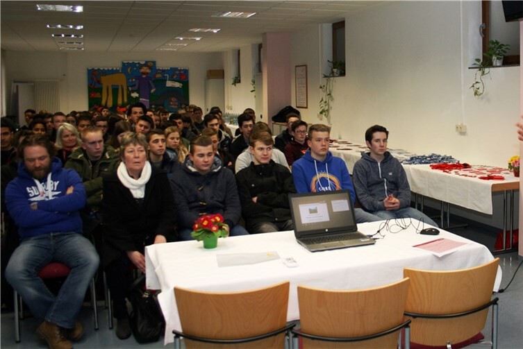 Kurze Theorieeinheit mit Herrn Puhl im Bruder Jakobus-Wirth-Saal.Privat