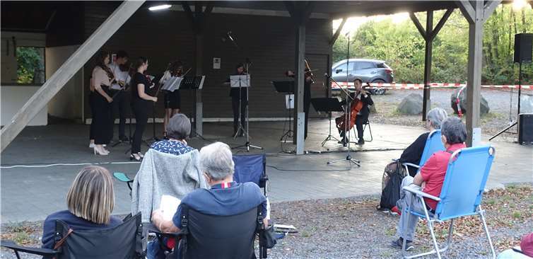 Kurzerhand hatten die Veranstalter zu einem „Klappstuhlkonzert“ auf dem Vorplatz der Bonefelder Grillhütte eingeladen.Foto: privat