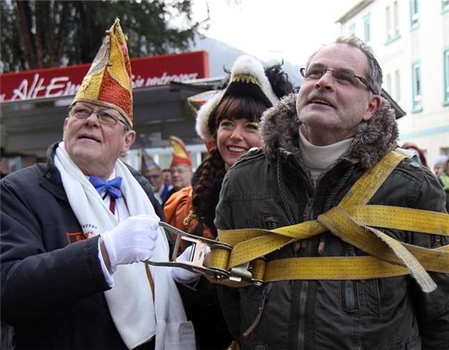 Kurzerhand nahmen die Narren den Beigeordneten Lothar Krämer als Geisel.