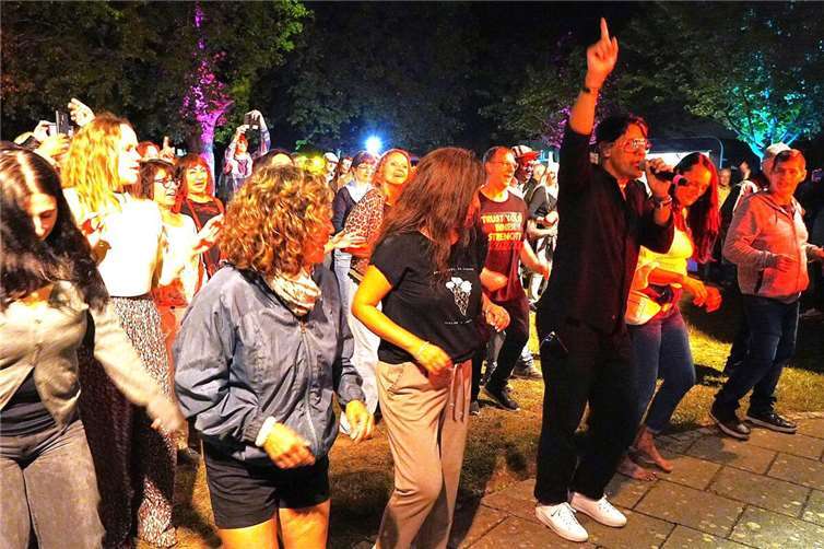 Kurzerhand sprang der Frontmann von der Bühne und lehrte den begeisterten Fans die Grundschritte des berühmten Lateinamerikanischen Tanzes Merengue. Fotos: FF