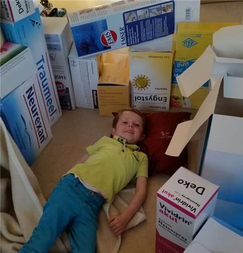 Kurzerhand werden Kartons zur Höhle. Deshalb ist qualitatives Wenig in der Drachenhöhle mehr. privat