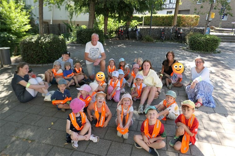 Kurzes Verschnaufen nach der Ankunft in der Ortsmitte, bevor zu der leckeren Eisschlemmerei aufgerufen wurde. Kindergartenkinder mit Leitung Christina Mattis, Ortsvorsteher Olaf Wulf & Team der Höhenzwerge.