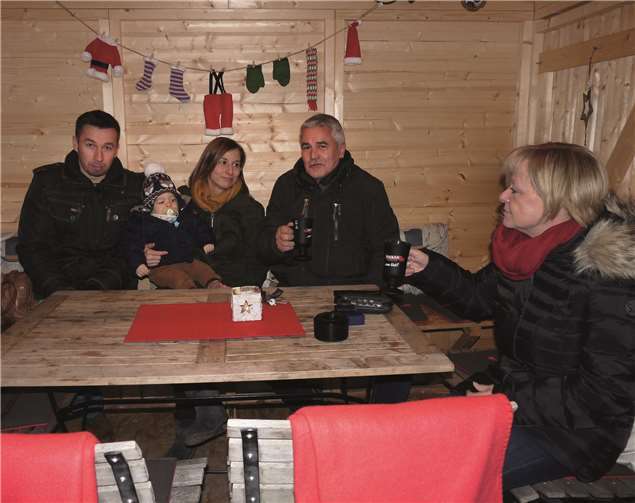 Kuschelig beheizte Holzhäuschen laden zum Verweilen ein.