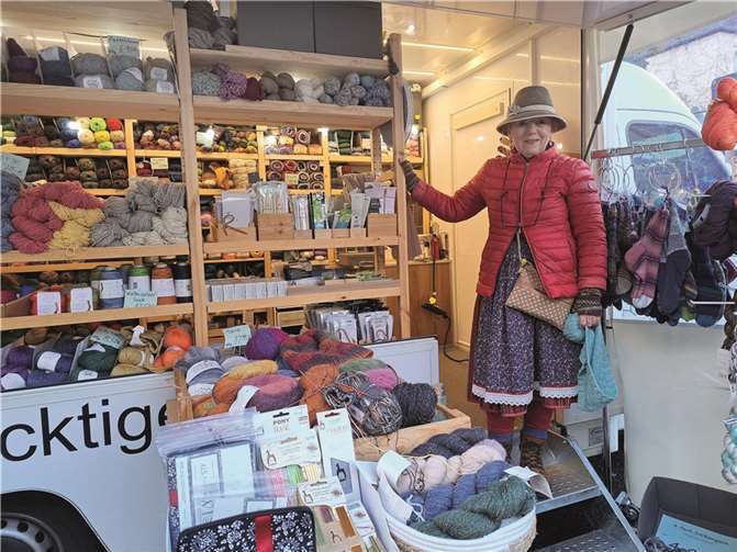 Kuschelig weiche Wolle in herrlichen Farben animierten die Kunden zum Stricken und Häkeln.
