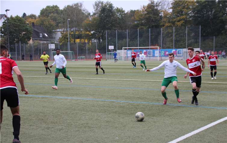 Kuss Kunzicka (li.) beobachtet seinen Mitspieler Felix Antwerpen im Zweikampf mit einem Rübenacher Akteur. Foto: privat