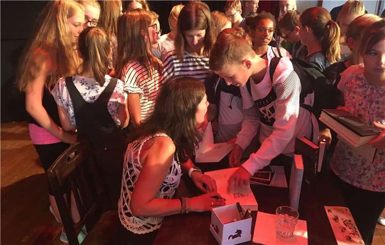 Kyra Dittmann signiert, Mädchen und Jungen sind begeistert. Privat