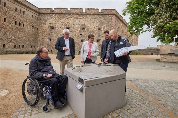 LBB-Mitarbeiter Daniel Becker (rechts) erläutert dem Landesbeauftragten für die Belange von Menschen mit Behinderungen, Matthias Rösch (links), LBB-Geschäftsführer Holger Basten und GDKE-Generaldirektorin Dr. Heike Otto verschiedene bauliche Maßnahmen für Barrierefreiheit auf der Festung Ehrenbreitstein.  Foto: Olaf Nitz für LBB