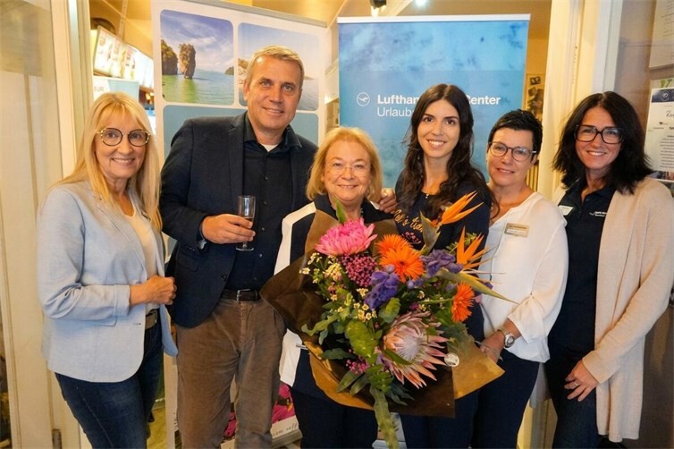 LCC-Geschäftsführer Thomas Klein gratuliert Marina Kesselheim-Welsch und ihrer Nachfolgerin als Büroleiterin Bianca Rascher zum 80. Firmenjubiläum. Foto v.L.n.R.: Martina Becker (Büroleitung Bad Hönningen), Thomas Klein, Marina Kesselheim-Welsch, Bianca Rascher, Vanessa Leuther (Business/Firmendienst) und Michaela Ehlen (Büroleitung Linz).