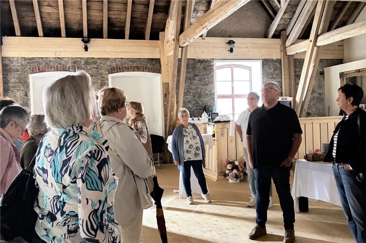 LDie Landfrauen lauschen interessiert den Ausführungen von Michael Mahlert zur Renovierung der alten Remise