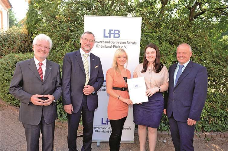 LFB-Präsident Edgar Wilk (2.v.l.) gratuliert gemeinsam mit den LFB-Vizepräsidenten Dr.-Ing. Horst Lenz (l.) sowie Dr. Andreas Kiefer (r.) Elena Lüdtke und Isabell Krings zur guten Abschlussprüfung.LFB/Kristina Schäfer