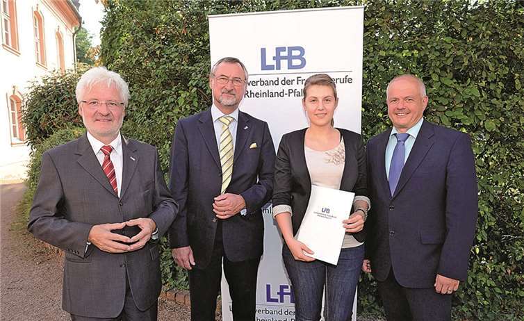 LFB-Präsident Edgar Wilk (2.v.l.) gratuliert gemeinsam mit den LFB-Vizepräsidenten Dr.-Ing. Horst Lenz (l.) sowie Dr. Andreas Kiefer (r.) der frisch gebackenen Pharmazeutischkaufmännischen Fachangestellten Erna Ballau zur guten Abschlussprüfung. LFB/Kristina Schäfer