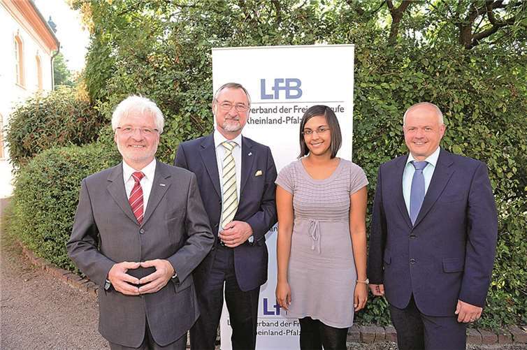LFB-Präsident Edgar Wilk (2.v.l.) gratulierte gemeinsam mit den LFB-Vizepräsidenten Dr.-Ing. Horst Lenz (l.) sowie Dr. Andreas Kiefer (r.) der frischgebackenen zahnmedizinischen Fachangestellten Monique Müllenmeister zur guten Abschlussprüfung.LFB/Kristina Schäfer