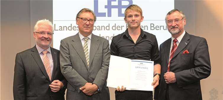 LFB-Vizepräsident Dr.-Ing. Horst Lenz (l.), Prof. Dr. Thomas Deufel, Staatssekretär im Ministerium für Bildung, Wissenschaft, Weiterbildung und Kultur (2.v.l.) und LFB-Präsident Edgar Wilk (r.) gratulieren Absolvent Markus Lenarz zu seinem hervorragenden Abschluss. LFB/Kristina Schäfer
