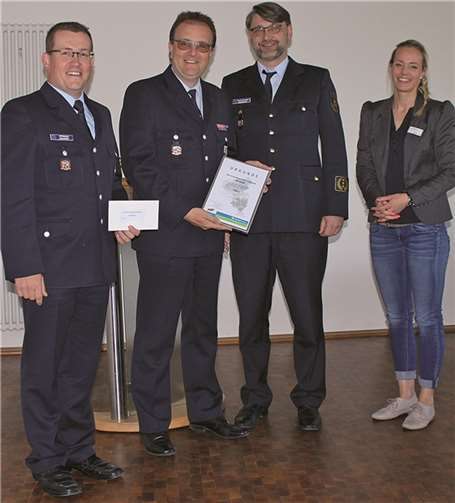 LFV-Präsident Frank Hachemer (2. v. r.) und Jördis Gluch (1. v. r.) gratulieren zur erfolgreichen Wettbewerbsteilnahme.